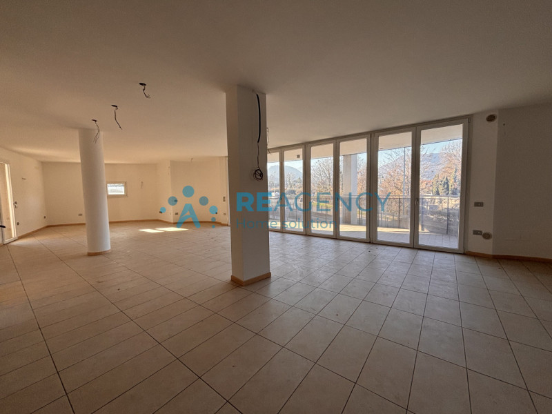 SIETE UNA FAMIGLIA ALLA RICERCA DI UNA NUOVA CASA GRANDE, CON I COMFORT DEL NUOVO e DISPONIBILE D...