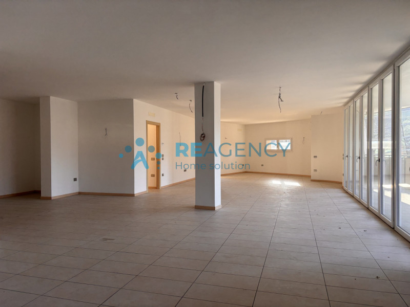 SIETE UNA FAMIGLIA ALLA RICERCA DI UNA NUOVA CASA GRANDE, CON I COMFORT DEL NUOVO e DISPONIBILE D...