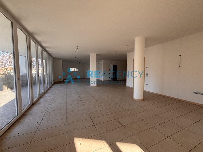 SIETE UNA FAMIGLIA ALLA RICERCA DI UNA NUOVA CASA GRANDE, CON I COMFORT DEL NUOVO e DISPONIBILE D...