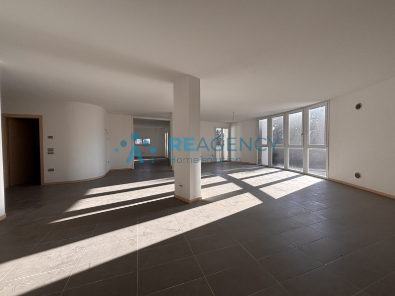 SIETE UNA FAMIGLIA ALLA RICERCA DI UNA NUOVA CASA GRANDE, CON I COMFORT DEL NUOVO e DISPONIBILE D...