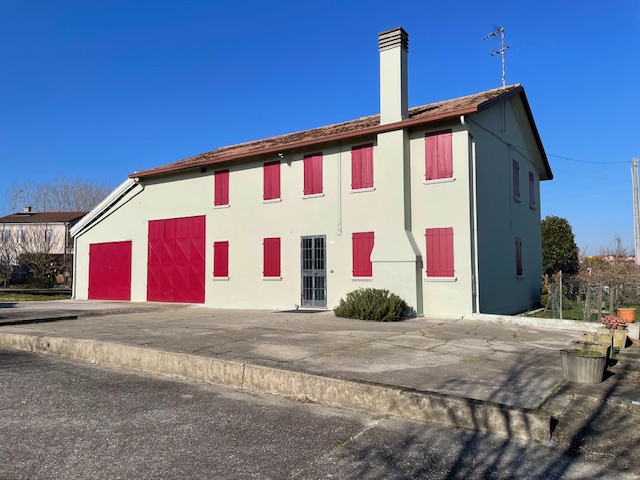 Oggi vi proponiamo una casa singola a Codevigo situata in zona di campagna ed allo stesso tempo i...