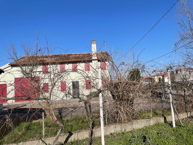 Oggi vi proponiamo una casa singola a Codevigo situata in zona di campagna ed allo stesso tempo i...