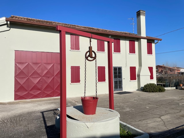 Oggi vi proponiamo una casa singola a Codevigo situata in zona di campagna ed allo stesso tempo i...