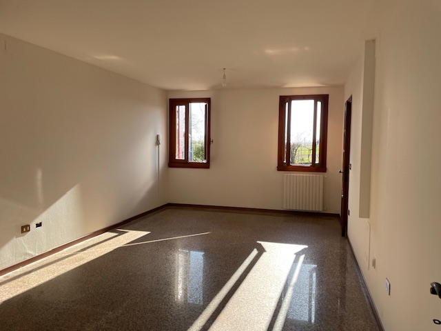 Oggi vi proponiamo una casa singola a Codevigo situata in zona di campagna ed allo stesso tempo i...