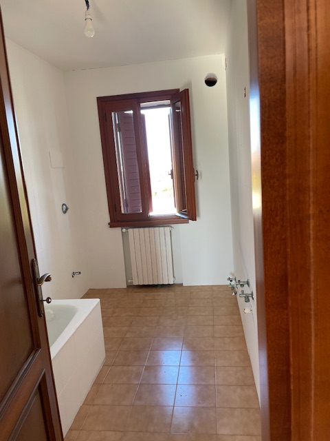 Oggi vi proponiamo una casa singola a Codevigo situata in zona di campagna ed allo stesso tempo i...