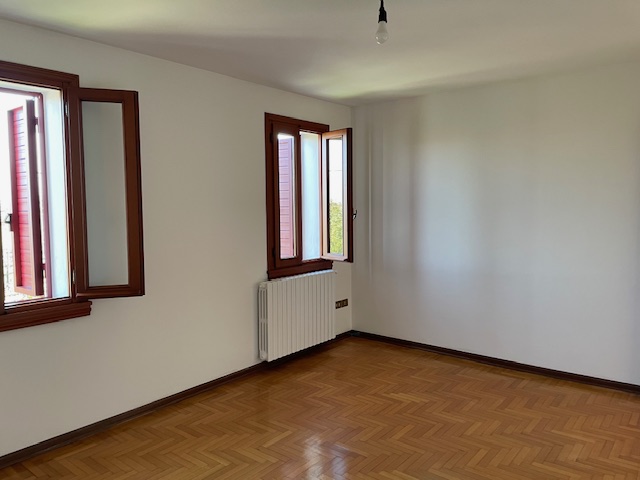 Oggi vi proponiamo una casa singola a Codevigo situata in zona di campagna ed allo stesso tempo i...