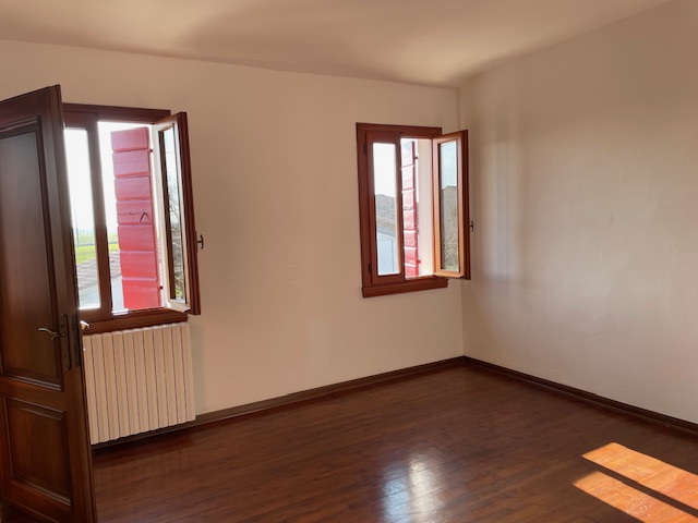 Oggi vi proponiamo una casa singola a Codevigo situata in zona di campagna ed allo stesso tempo i...