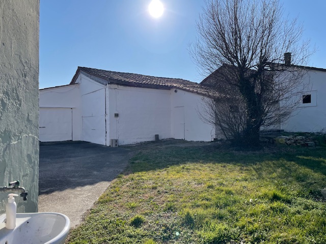 Oggi vi proponiamo una casa singola a Codevigo situata in zona di campagna ed allo stesso tempo i...