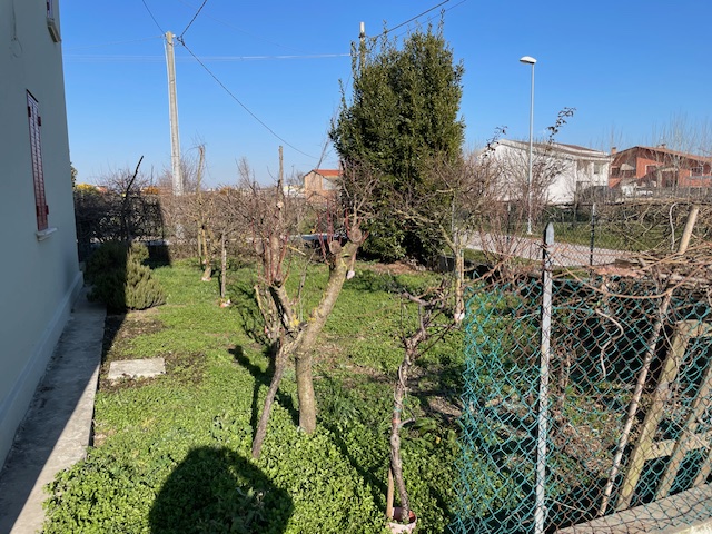 Oggi vi proponiamo una casa singola a Codevigo situata in zona di campagna ed allo stesso tempo i...