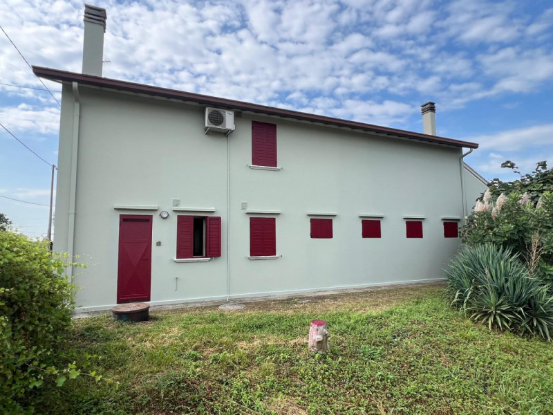 Oggi vi proponiamo una casa singola a Codevigo situata in zona di campagna ed allo stesso tempo i...