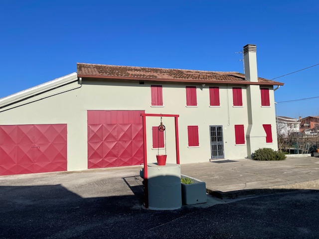 Oggi vi proponiamo una casa singola a Codevigo situata in zona di campagna ed allo stesso tempo i...