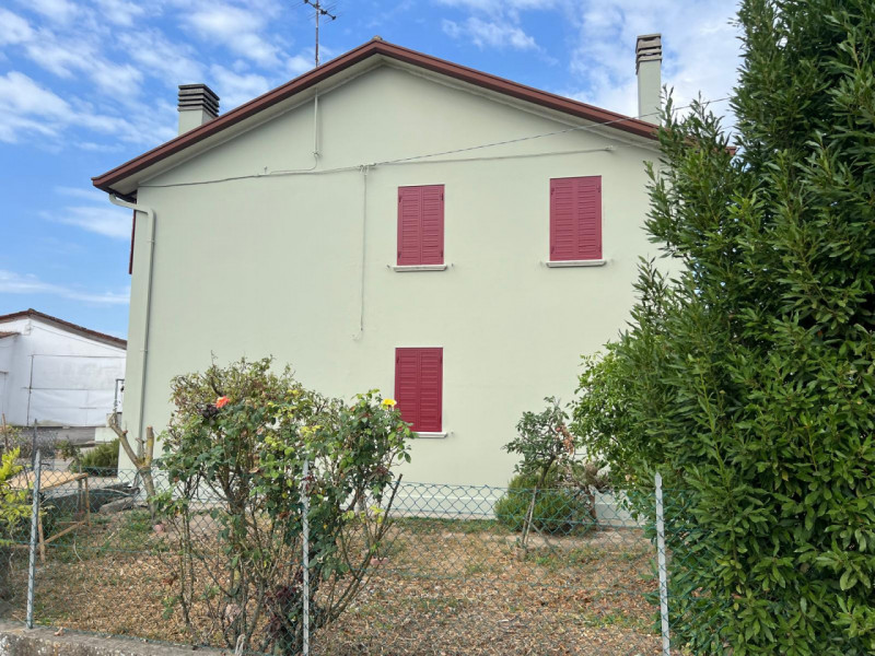 Oggi vi proponiamo una casa singola a Codevigo situata in zona di campagna ed allo stesso tempo i...