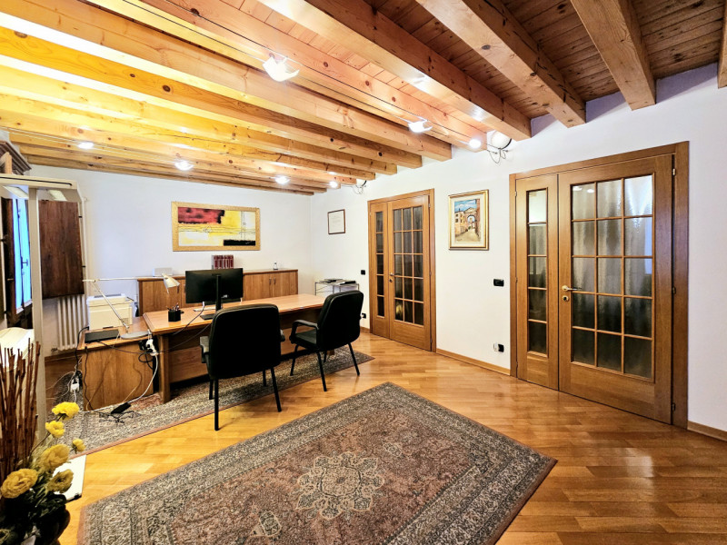 In centro a Este, proponiamo in vendita un raffinato ufficio di circa 70 mq, situato all’interno ...