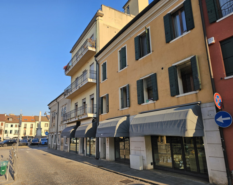 In centro a Este, proponiamo in vendita un raffinato ufficio di circa 70 mq, situato all’interno ...