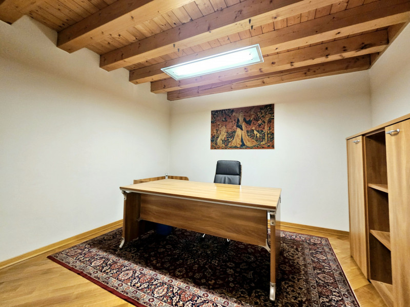 In centro a Este, proponiamo in vendita un raffinato ufficio di circa 70 mq, situato all’interno ...