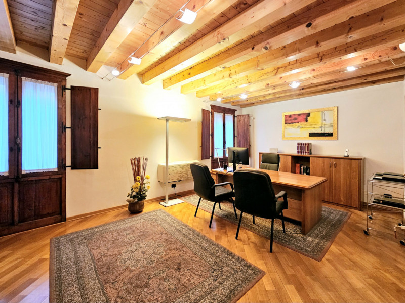 In centro a Este, proponiamo in vendita un raffinato ufficio di circa 70 mq, situato all’interno ...