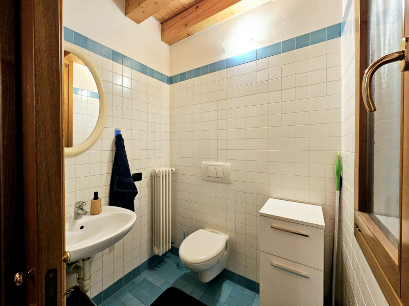 In centro a Este, proponiamo in vendita un raffinato ufficio di circa 70 mq, situato all’interno ...