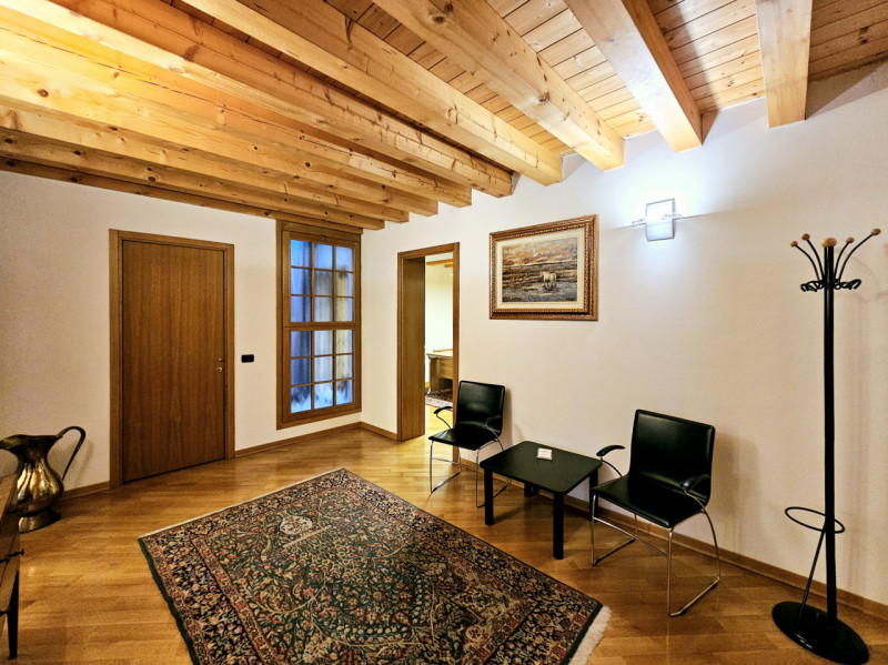 In centro a Este, proponiamo in vendita un raffinato ufficio di circa 70 mq, situato all’interno ...