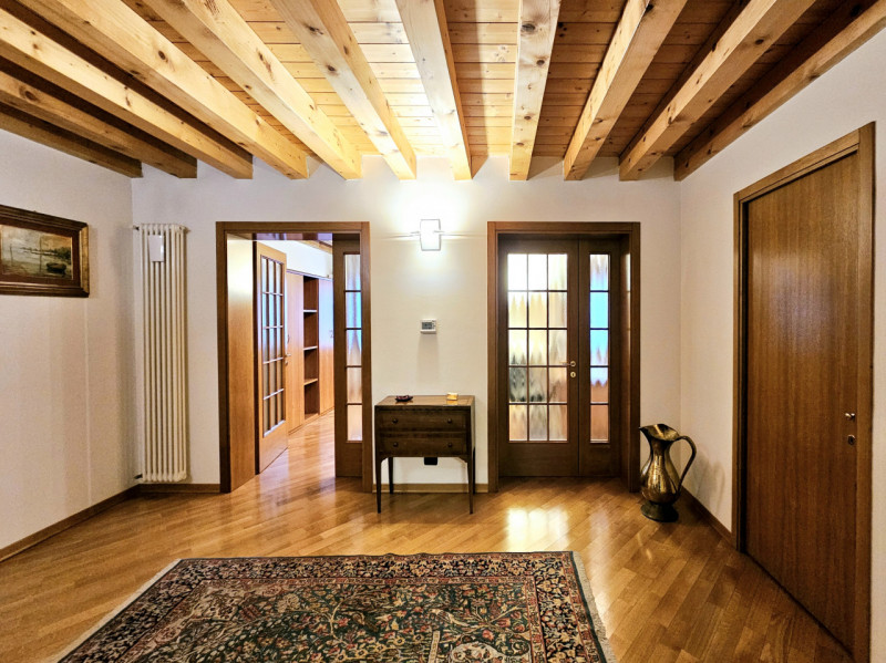 In centro a Este, proponiamo in vendita un raffinato ufficio di circa 70 mq, situato all’interno ...