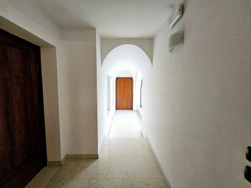 In centro a Este, proponiamo in vendita un raffinato ufficio di circa 70 mq, situato all’interno ...