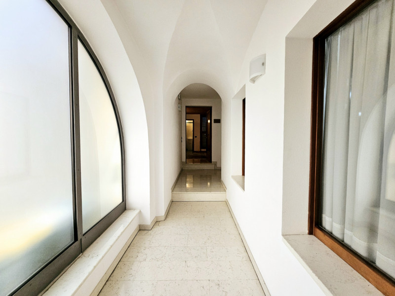 In centro a Este, proponiamo in vendita un raffinato ufficio di circa 70 mq, situato all’interno ...