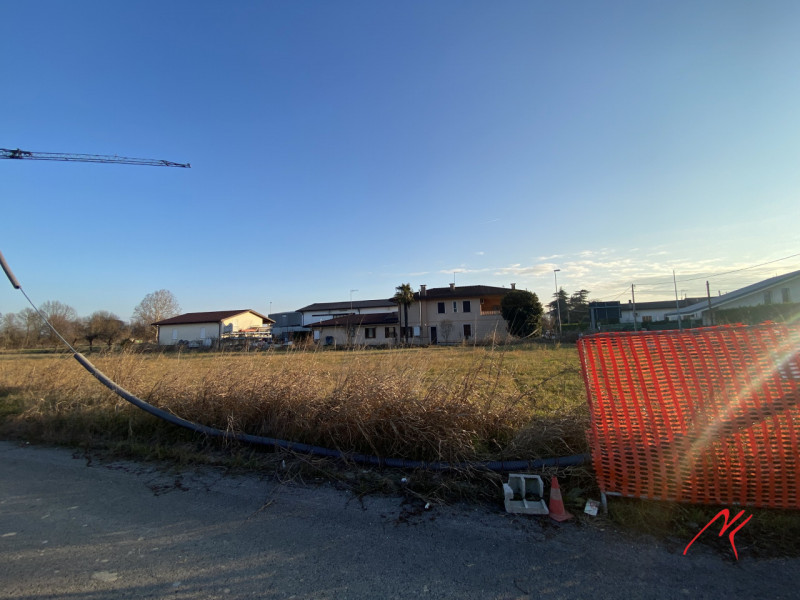 Proponiamo in vendita un ampio terreno edificabile residenziale nel comune di Sant'Angelo di Piov...