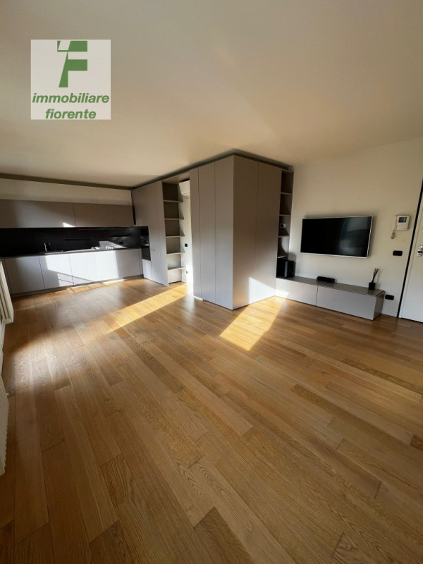 AFFITTASI...SIGNORILE APPARTAMENTO ... PAVIMENTATO IN LEGNO.... AL PIANO SECONDO E TERZO .... COM...