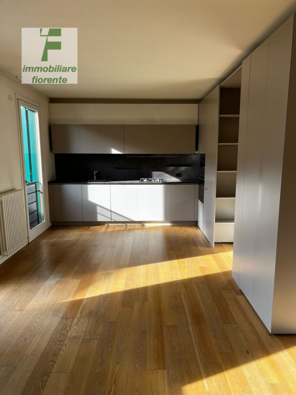 AFFITTASI...SIGNORILE APPARTAMENTO ... PAVIMENTATO IN LEGNO.... AL PIANO SECONDO E TERZO .... COM...