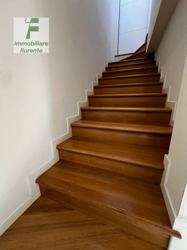 AFFITTASI...SIGNORILE APPARTAMENTO ... PAVIMENTATO IN LEGNO.... AL PIANO SECONDO E TERZO .... COM...