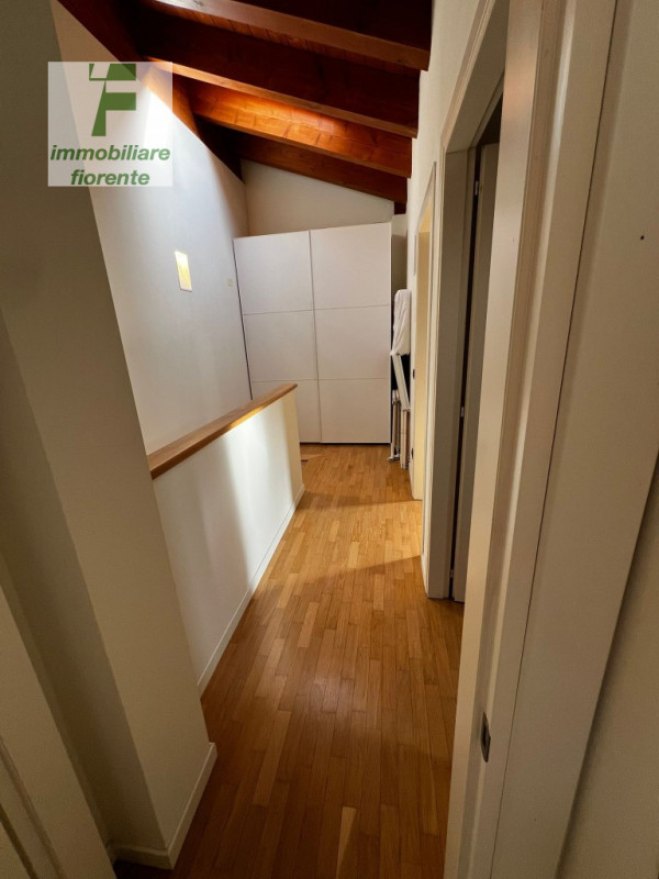 AFFITTASI...SIGNORILE APPARTAMENTO ... PAVIMENTATO IN LEGNO.... AL PIANO SECONDO E TERZO .... COM...