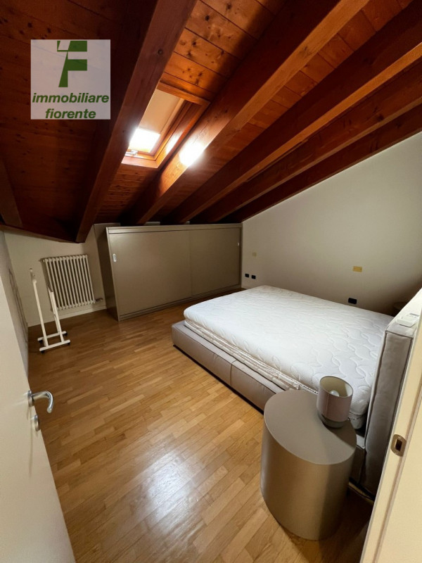 AFFITTASI...SIGNORILE APPARTAMENTO ... PAVIMENTATO IN LEGNO.... AL PIANO SECONDO E TERZO .... COM...