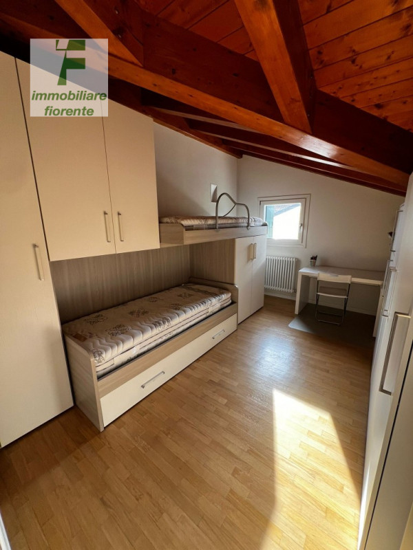 AFFITTASI...SIGNORILE APPARTAMENTO ... PAVIMENTATO IN LEGNO.... AL PIANO SECONDO E TERZO .... COM...