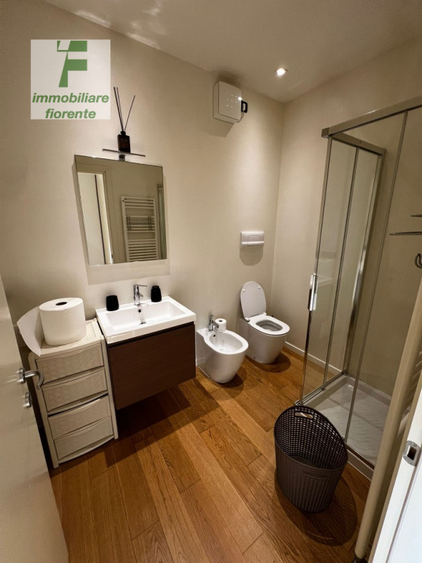 AFFITTASI...SIGNORILE APPARTAMENTO ... PAVIMENTATO IN LEGNO.... AL PIANO SECONDO E TERZO .... COM...