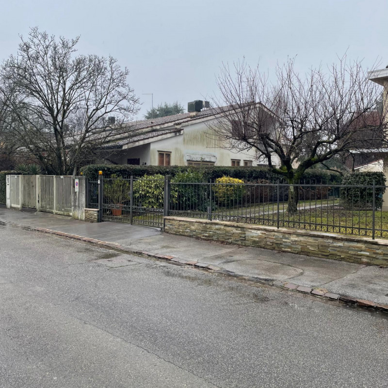 IN ESCLUSIVA 
Scopri questa straordinaria opportunità di acquisto nel rinomato quartiere dei lagh...