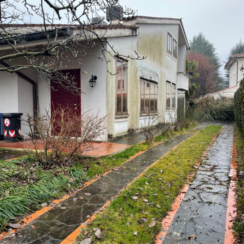 IN ESCLUSIVA 
Scopri questa straordinaria opportunità di acquisto nel rinomato quartiere dei lagh...