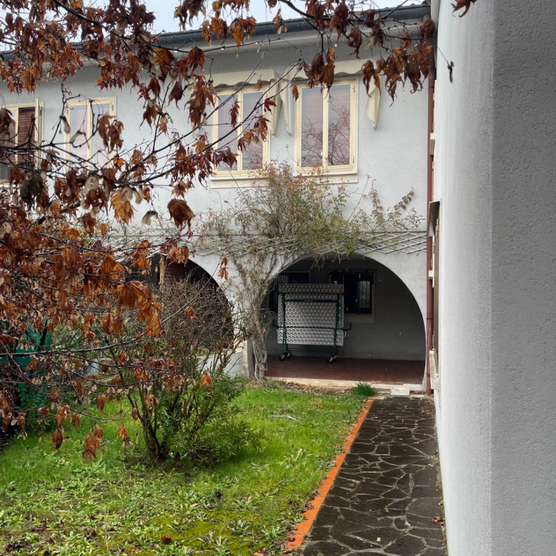 IN ESCLUSIVA 
Scopri questa straordinaria opportunità di acquisto nel rinomato quartiere dei lagh...