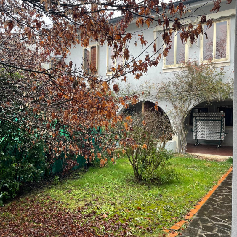 IN ESCLUSIVA 
Scopri questa straordinaria opportunità di acquisto nel rinomato quartiere dei lagh...