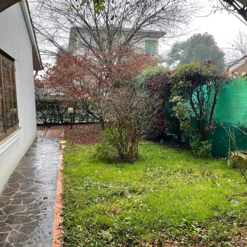 IN ESCLUSIVA 
Scopri questa straordinaria opportunità di acquisto nel rinomato quartiere dei lagh...