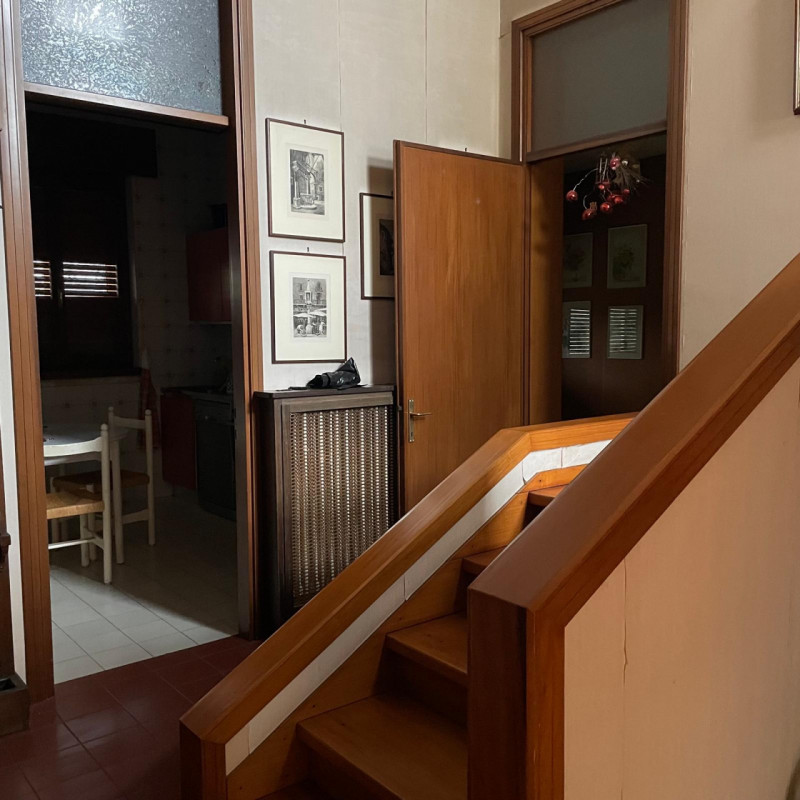 IN ESCLUSIVA 
Scopri questa straordinaria opportunità di acquisto nel rinomato quartiere dei lagh...