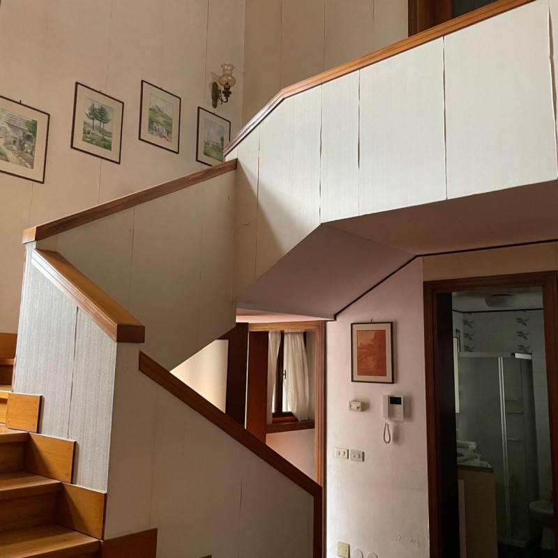 IN ESCLUSIVA 
Scopri questa straordinaria opportunità di acquisto nel rinomato quartiere dei lagh...