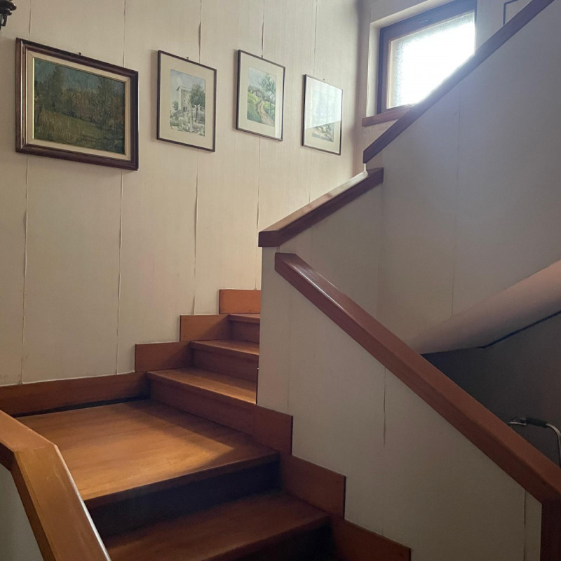 IN ESCLUSIVA 
Scopri questa straordinaria opportunità di acquisto nel rinomato quartiere dei lagh...