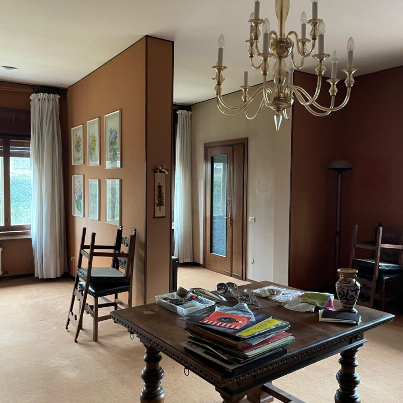 IN ESCLUSIVA 
Scopri questa straordinaria opportunità di acquisto nel rinomato quartiere dei lagh...