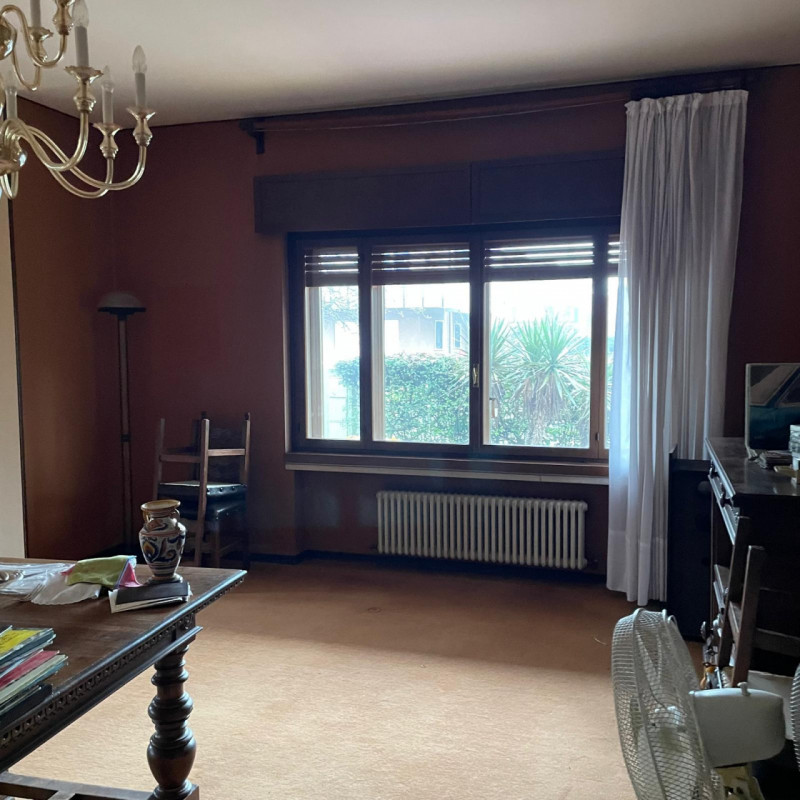 IN ESCLUSIVA 
Scopri questa straordinaria opportunità di acquisto nel rinomato quartiere dei lagh...