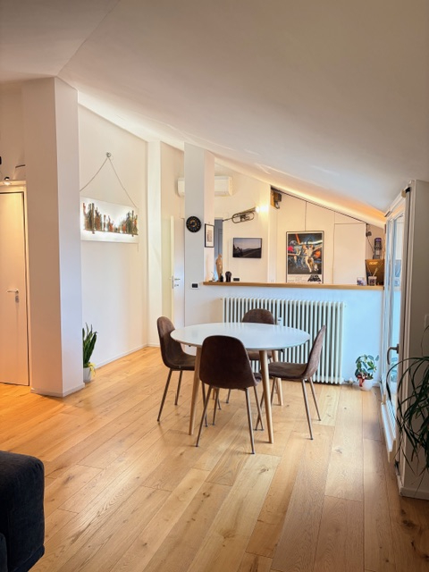 Centralissimo appartamento  a due passi dalla Chiesa di Madonna Pellegrina, posto all'ultimo pian...