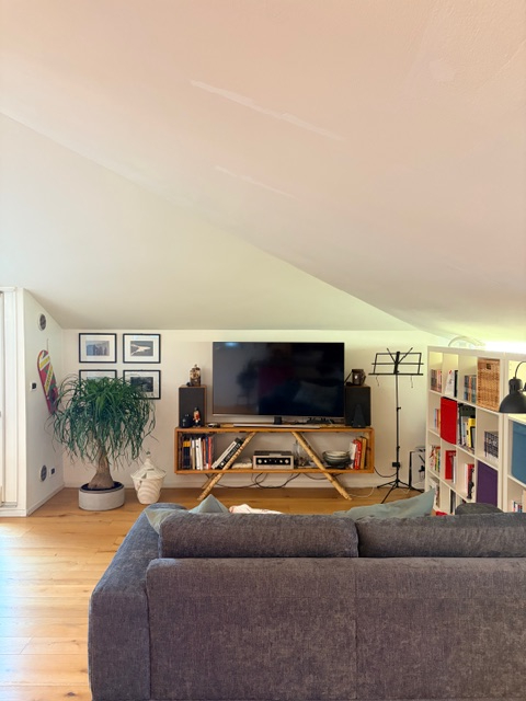 Centralissimo appartamento  a due passi dalla Chiesa di Madonna Pellegrina, posto all'ultimo pian...