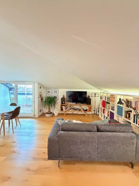 Centralissimo appartamento  a due passi dalla Chiesa di Madonna Pellegrina, posto all'ultimo pian...