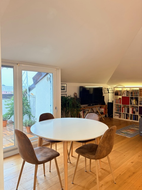 Centralissimo appartamento  a due passi dalla Chiesa di Madonna Pellegrina, posto all'ultimo pian...