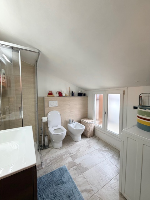 Centralissimo appartamento  a due passi dalla Chiesa di Madonna Pellegrina, posto all'ultimo pian...