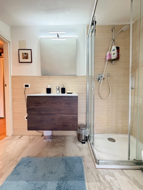 Centralissimo appartamento  a due passi dalla Chiesa di Madonna Pellegrina, posto all'ultimo pian...