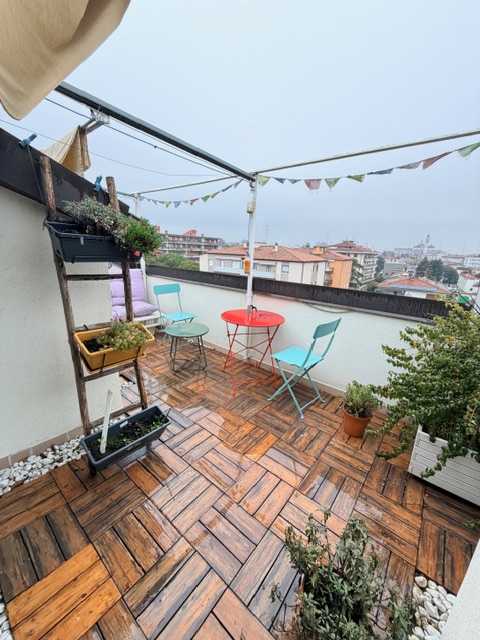 Centralissimo appartamento  a due passi dalla Chiesa di Madonna Pellegrina, posto all'ultimo pian...